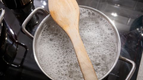 ¿Agregas aceite al agua hervida para que no se peguen los espaguetis? Probablemente no sirva para nada.