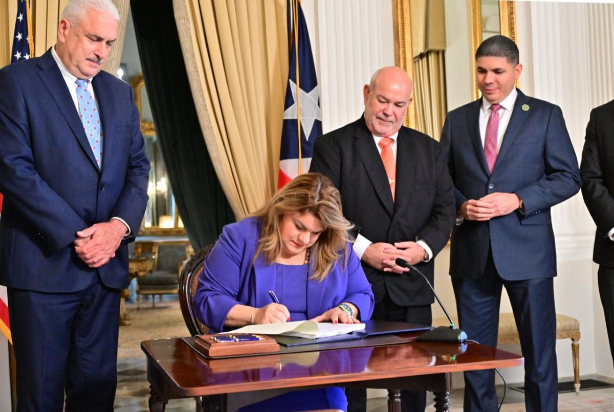 Gobernadora de Puerto Rico dice que presupuesto balanceado que firmó adelanta salida de la Junta de Control Fiscal