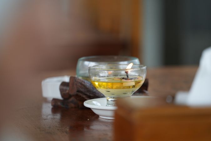 Las velas de aceite son una forma ingeniosa de aprovechar el aceite usado de cocina.
