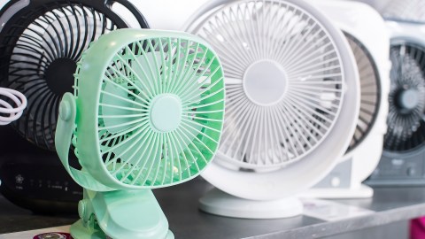 El ventilador recargable viene en varios colores, pero varía el precio (imagen referencial, no es el producto real).