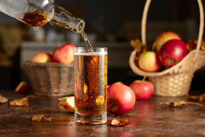 El vinagre de manzana es un alimento que ayuda a regular los niveles de lípidos y depurar los riñones.