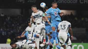 Jugadores de Vancouver Whitecaps y de Cruz Azul disputan un balón en la final de la Concachampions.