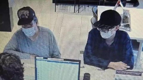 Shaun Fallon y su hijo Zachary captados por la cámara de seguridad del banco.