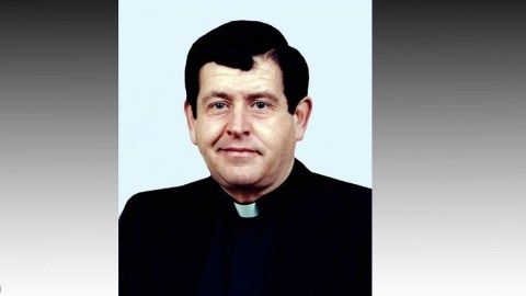 El padre Michael McHugh fue destituido de por vida.