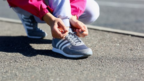 Gracias a su ajuste ancho y su parte superior de tejido de punto, se adaptan con suavidad al pie, permitiendo una buena ventilación incluso en los días más calurosos, describe Adidas.