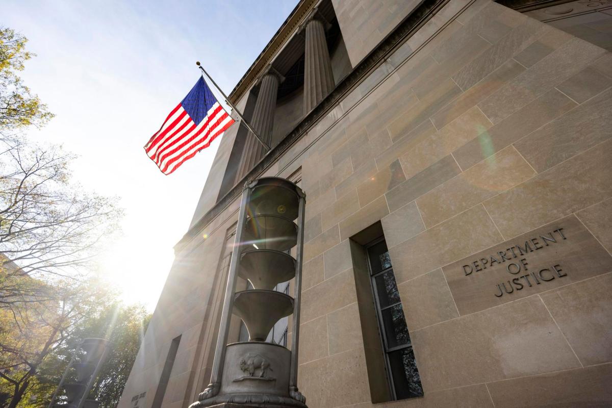 Fiscal de NJ rechaza plan de Trump de enviar supervisores electorales allí y a California