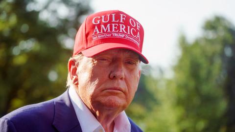 El presidente estadounidense, Donald Trump, habla con los medios al salir de la Casa Blanca en Washington, D.C., EE. UU., el 1 de julio de 2025.