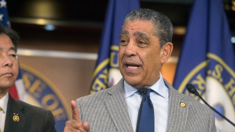 Espaillat dijo ue el gobierno "implementa una agenda de deportación masiva basada en la crueldad y el caos".