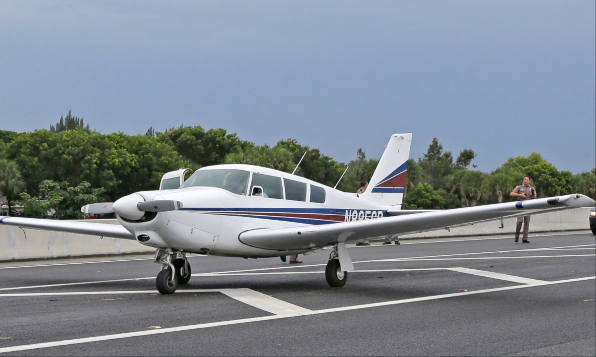 Avioneta se estrelló en autopista de Italia dejando dos muertos y dos heridos