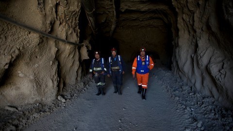 Las autoridades informaron que al parecer los mineros están con vida.