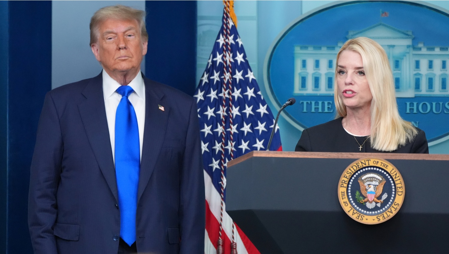 Arrestan a hombre de Rhode Island por amenazar de muerte a Trump, Bondi y Miller