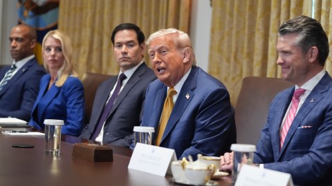 Durante la reunión con su gabinete, Trump adelantó que podría imponer aranceles al cobre y farmacéuticas.