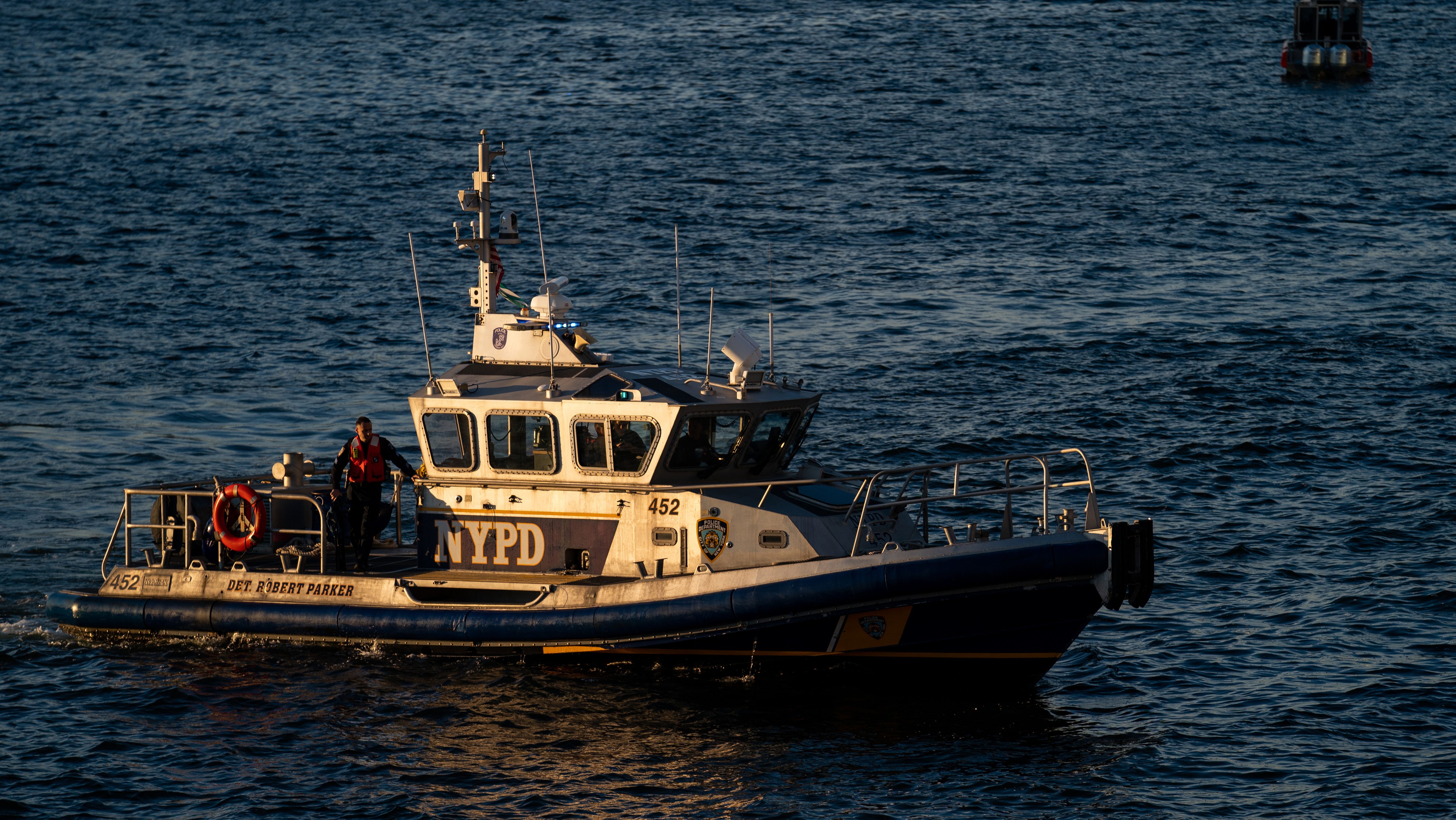 Una persona perdió la vida luego de que dos hombres saltaran a aguas de Nueva York en hechos separados