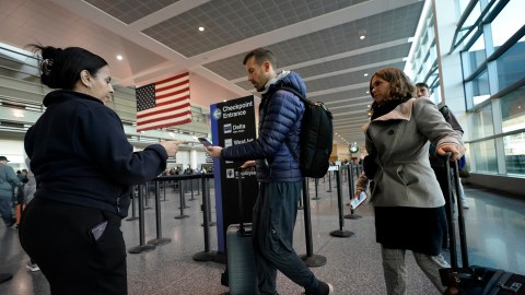 El pago se requerirá al momento de la emisión de las visas y no habrá exenciones de tarifas para personas de bajos recursos.