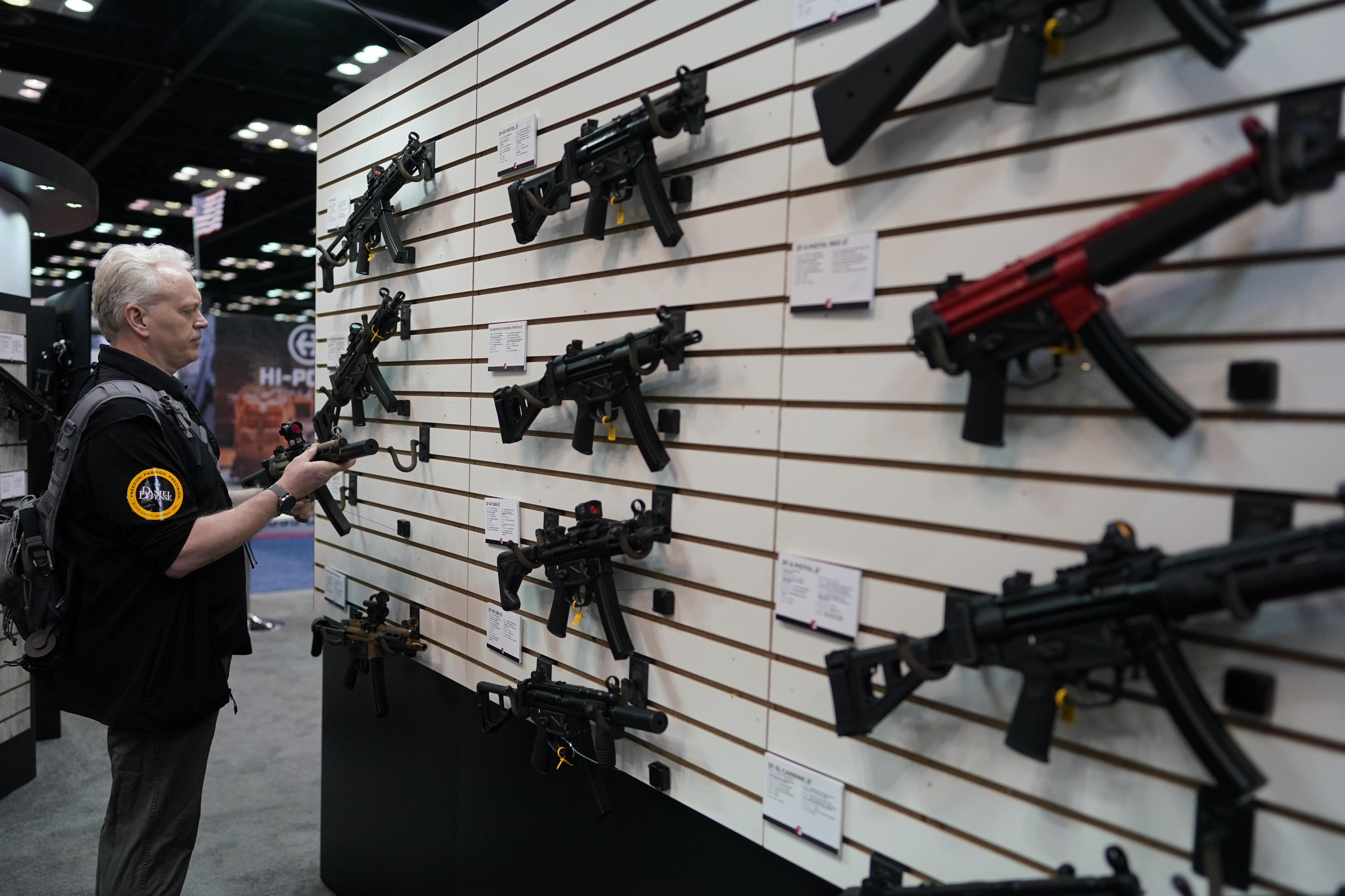 Trump impulsa cambios que facilitarían compra de armas
