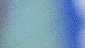 El expresidente Barack Obama abraza a su esposa, la exprimera dama Michelle Obama, durante la Convención Nacional Demócrata el martes 20 de agosto de 2024 en Chicago.