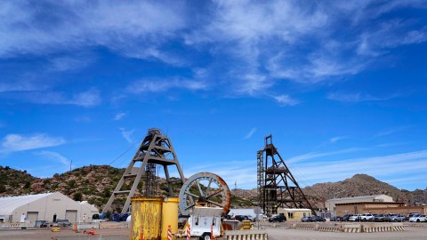 El cobre es el principal producto de exportación de Chile y que EE.UU. produce solo la mitad de cobre que el que consume.