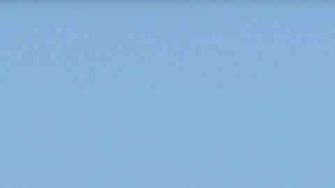 Una bandera estadounidense ondea en la parte trasera de un ferry frente a la isla de Alcatraz en San Francisco, el lunes 5 de mayo de 2025.