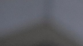 Katheryn Millwee sostiene un retrato de Kilmar Abrego García frente al juzgado federal el miércoles 25 de junio de 2025 en Nashville, Tennessee.