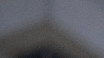 Katheryn Millwee sostiene un retrato de Kilmar Abrego García frente al juzgado federal el miércoles 25 de junio de 2025 en Nashville, Tennessee.