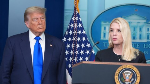 La fiscal general, Pam Bondi, y su adjunto Todd Blanche habrían sido los encargados de comunicarle al presidente Trump que los documentos del caso Jeffrey Epstein contenían menciones directas a su persona.