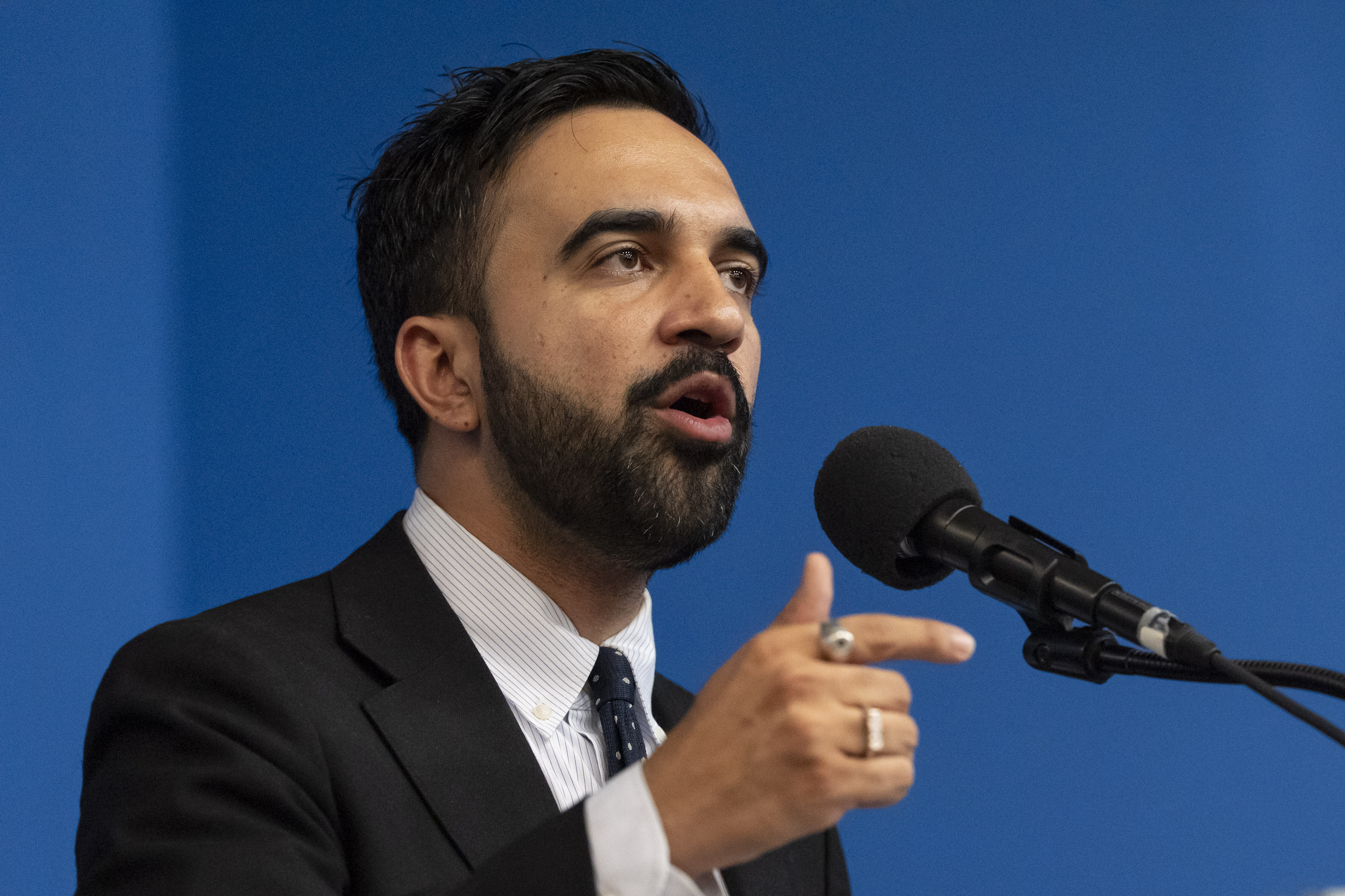 Zohran Mamdani pide endurecer control de armas de asalto