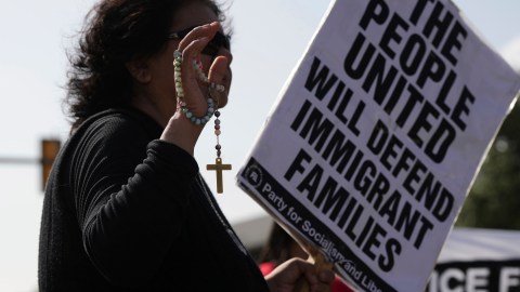 De ser declarados culpables, los acusados se enfrentarían a una pena máxima legal de ocho años de prisión por el cargo de agresión y hasta seis años de cárcel por el cargo de conspiración.