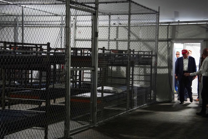 El presidente Donald Trump visita "Alligator Alcatraz", un nuevo centro de detención de migrantes en el Centro de Capacitación y Transición Dade-Collier, el martes 1 de julio de 2025, en Ochopee, Florida.
