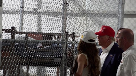 Donald Trump junto a Kristi Noem en una visita a Alligator Alcatraz