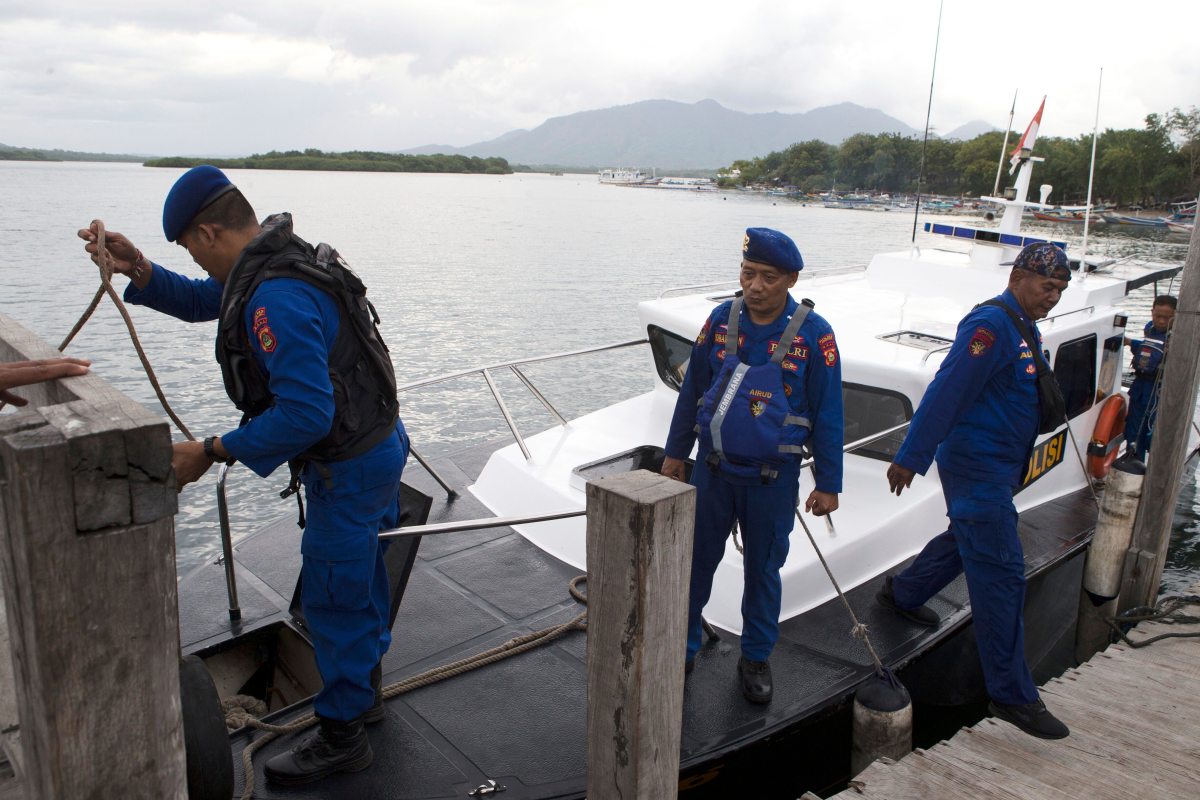 Al menos cinco muertos y decenas de desaparecidos tras naufragio de un ferry en Indonesia