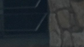 El gobernador de Texas, Greg Abbott (centro), recorre el Campamento Mystic a orillas del río Guadalupe tras una inundación repentina que azotó la zona el sábado 5 de julio de 2025 en Hunt, Texas.