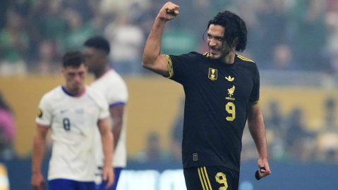 Raúl Jiménez agradece al público por el apoyo tras marcar ante Estados Unidos en Copa Oro.