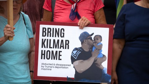 Partidarios de Kilmar Abrego García se manifiestan frente al Tribunal de Distrito de Estados Unidos en Greenbelt, Maryland, donde se programó una audiencia para su regreso a Maryland, el lunes 7 de julio de 2025.