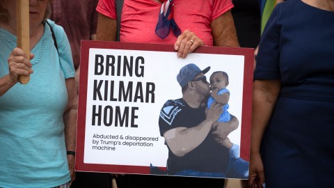 Partidarios de Kilmar Abrego García se manifiestan frente al Tribunal de Distrito de Estados Unidos en Greenbelt, Maryland, donde se programó una audiencia para su regreso a Maryland, el lunes 7 de julio de 2025.