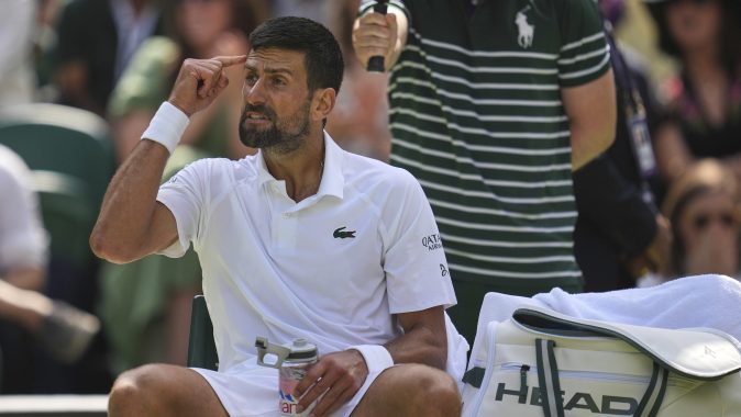 Novak Djokovic durante un encuentro en Wimbledon.