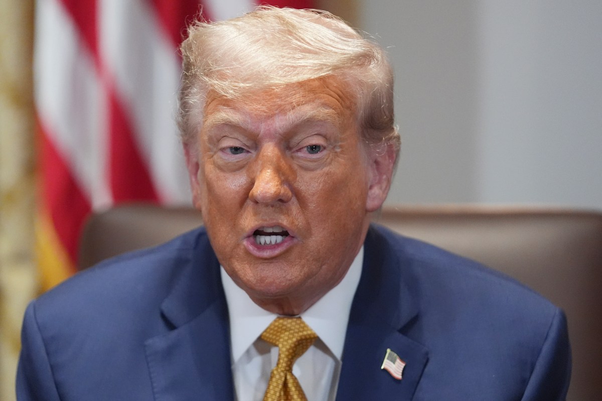 Trump exige desfinanciar medios públicos y amenaza a republicanos que no lo hagan