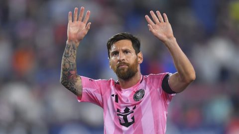 Messi saluda al público tras anotar dos goles ante el New England Revolution de la MLS.