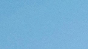 Una pareja se abraza mientras agentes federales de inmigración bloquean el acceso durante una redada en la zona agrícola de Camarillo, California, el jueves 10 de julio de 2025.