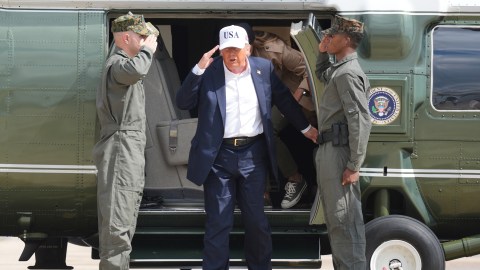 El presidente Donald Trump (centro) llega a bordo del Marine One a la base aérea Kelly Field en San Antonio, Texas, tras observar los daños causados por las inundaciones en Kerrville, Texas, el viernes 11 de julio de 2025.