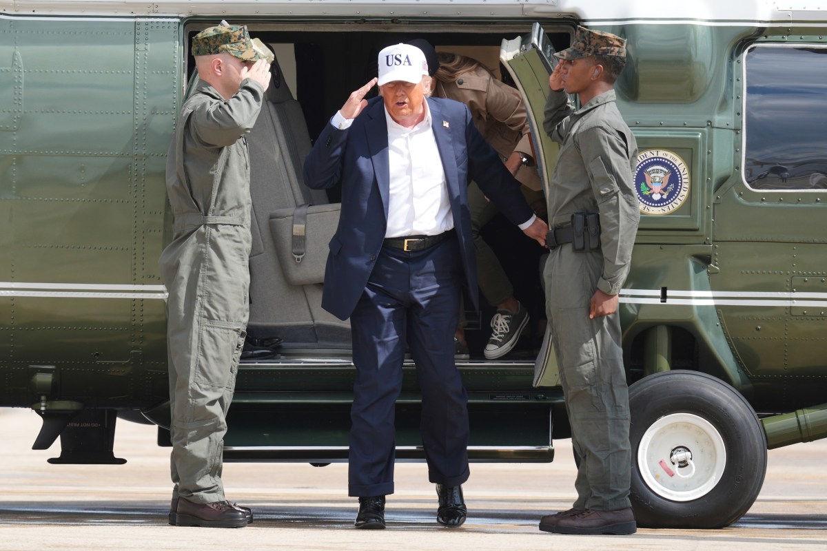 Trump sugiere que se debió usar campanas para advertir sobre las inundaciones en Texas