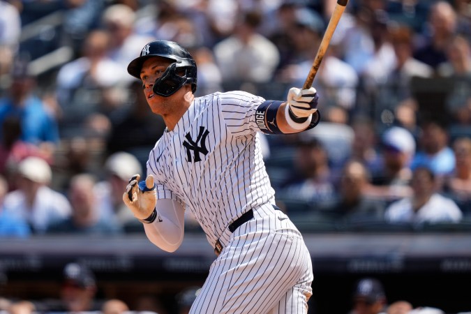 Aaron Judge recorre las bases tras despachar cuadrangular ante Chicago Cubs.