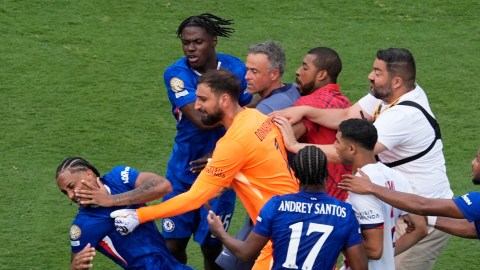 Joao Pedro (L) cae al terreno luego de sentir un supuesto golpe por parte de Luis Enrique (C).