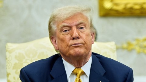 El presidente Donald Trump escucha durante una reunión con el príncipe heredero de Baréin, Salman bin Hamad Al Khalifa, en la Oficina Oval de la Casa Blanca, el miércoles 16 de julio de 2025, en Washington.