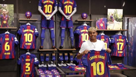 FC Barcelona rinde homenaje a Kobe Bryant con una camiseta al estilo Black Mamba