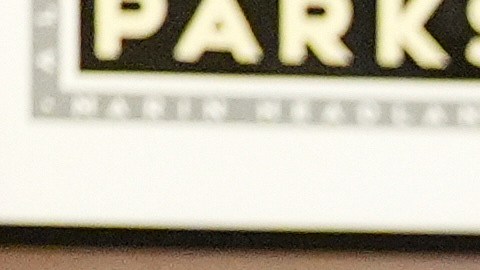 El secretario del Interior, Doug Burgum (derecha), escucha al superintendente del Área Recreativa Nacional Golden Gate, David Smith (centro), hablar sobre el Presidio durante una visita al Centro de Visitantes del Presidio en San Francisco, el jueves 17 de julio de 2025.