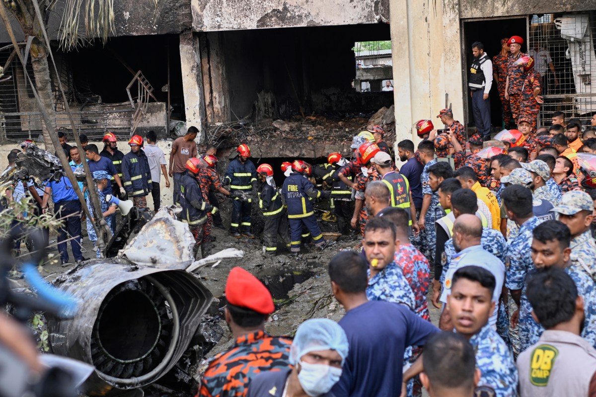 Al menos 16 muertos al estrellarse un avión de la Fuerza Aérea de Bangladesh en una escuela