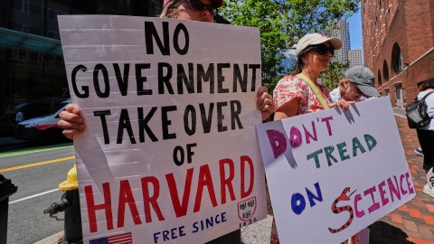 Se llevaron a cabo protestas contra Trump frente al tribunal.