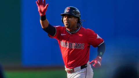 José Ramírez llegó a 20 cuadrangulares y 29 bases robadas este 2025.