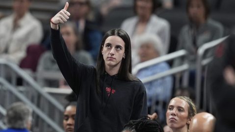 Caitlin Clark establece un nuevo récord en la subasta de una tarjeta numerada y autografiada
