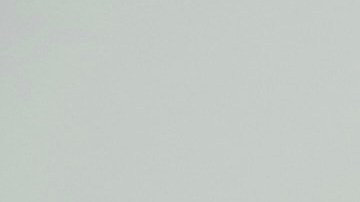 Un carrito de compras se encuentra con una cinta policial frente a un Walmart donde varias personas fueron apuñaladas en un violento ataque el sábado 26 de julio de 2025 en Traverse City, Michigan.